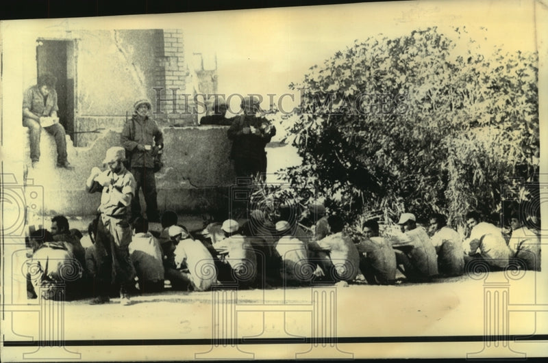 Load image into Gallery viewer, 1973 Press Photo Egyptian soldiers taken prisoner by Israeli forces at Suez City
