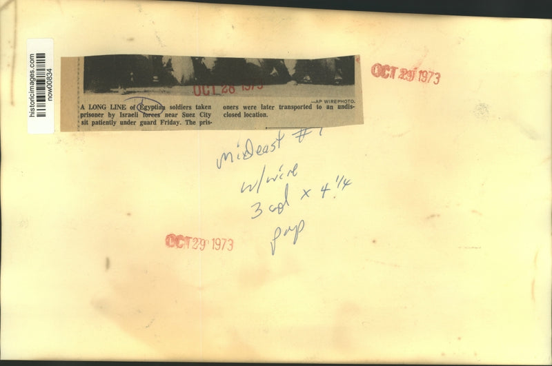 Load image into Gallery viewer, 1973 Press Photo Egyptian soldiers taken prisoner by Israeli forces at Suez City
