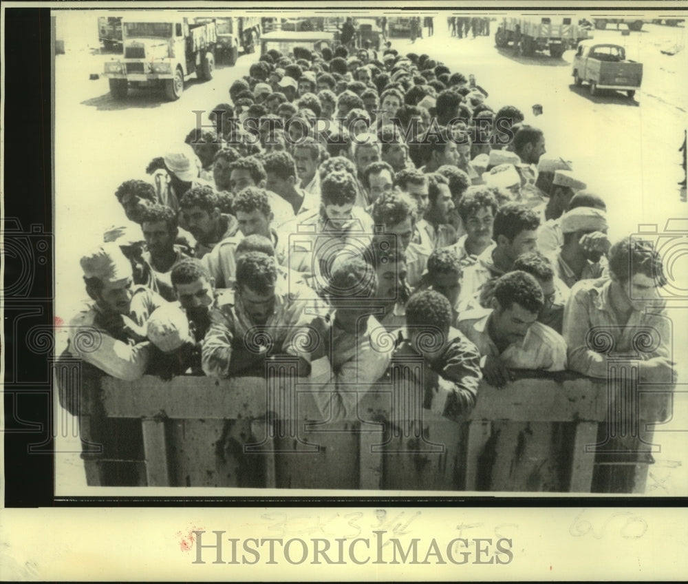 1973 Press Photo Captured Egyptian soldiers - now00840