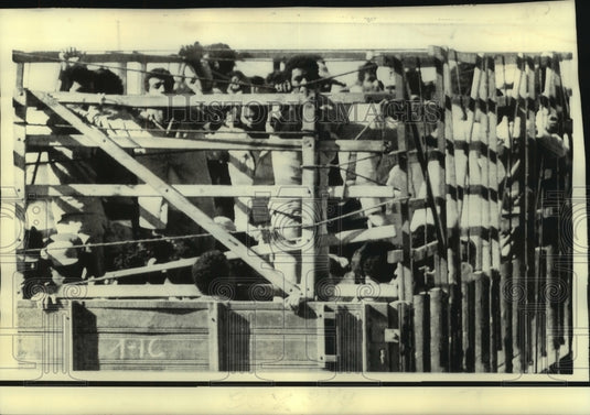 Press Photo Egyptian POWs in barred & roped truck on Suez-Cairo Highway.