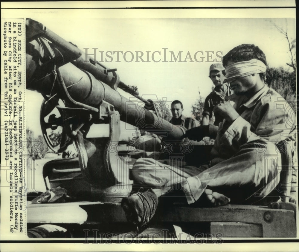 1973 Press Photo Blindfolded Egyptian soldier sits in Israeli jeep at Suez City