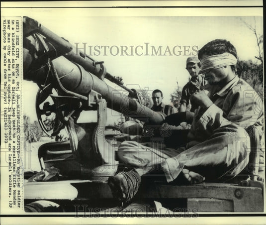 1973 Press Photo Blindfolded Egyptian soldier sits in Israeli jeep at Suez City