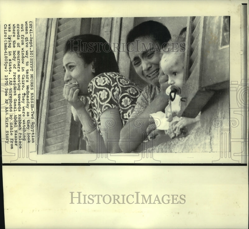 Load image into Gallery viewer, 1970 Press Photo Two Egyptian women crying as they watch mourners move to Palace
