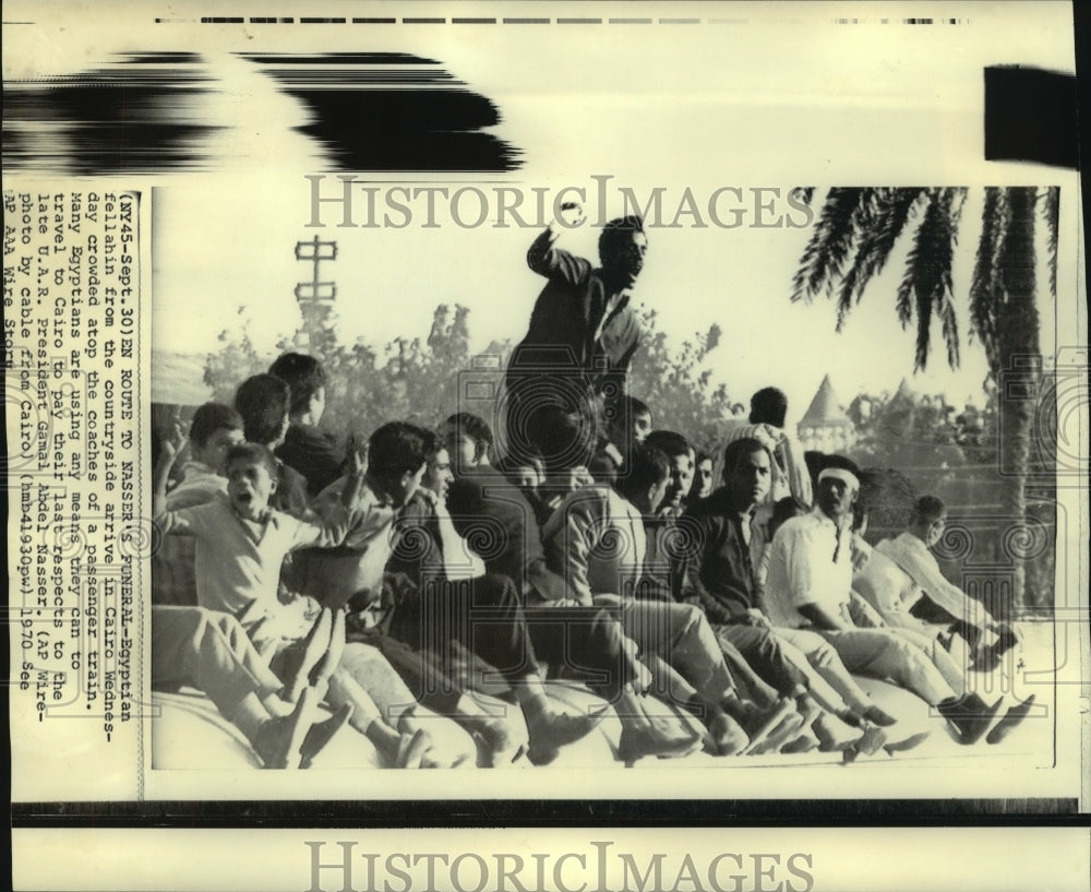 1970 Press Photo En route to Nasser&#39;s funeral atop passenger trains - now00850