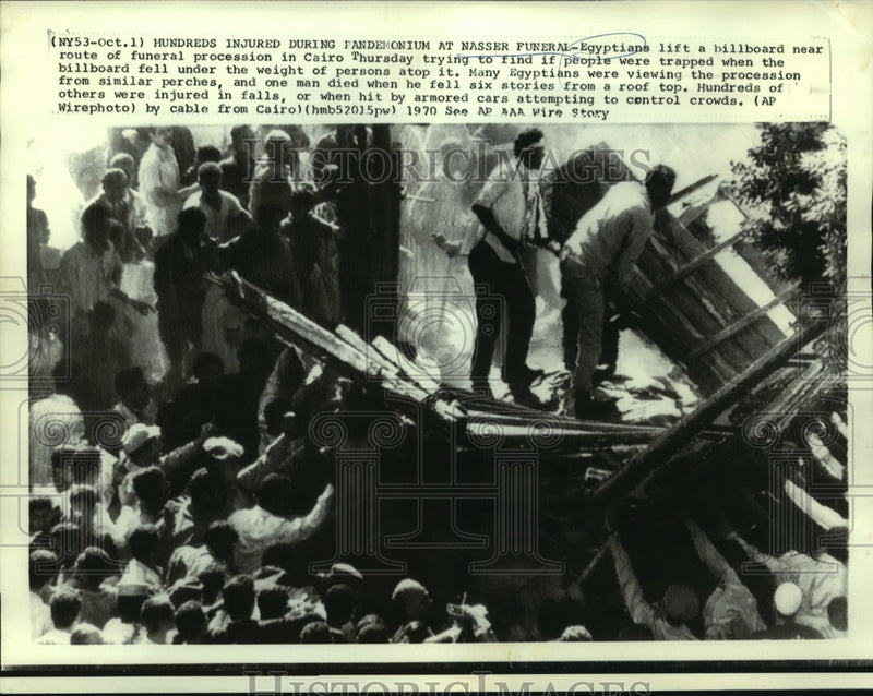 Load image into Gallery viewer, 1970 Press Photo Hundreds injured at pandemonium at Nasser funeral in Cairo
