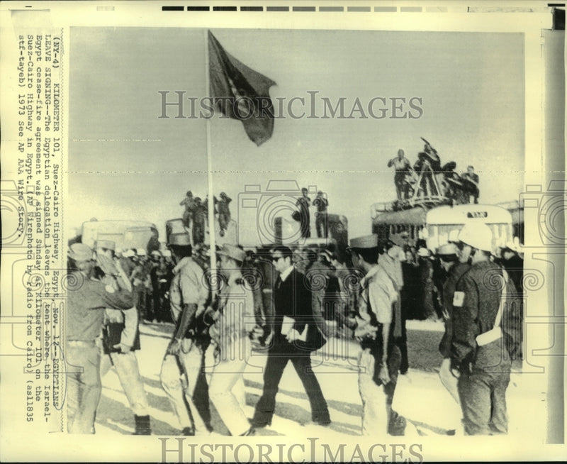 Load image into Gallery viewer, 1973 Press Photo Cease-fire agreement signed at Kilometer 101 on Suez-Cairo Hwy.
