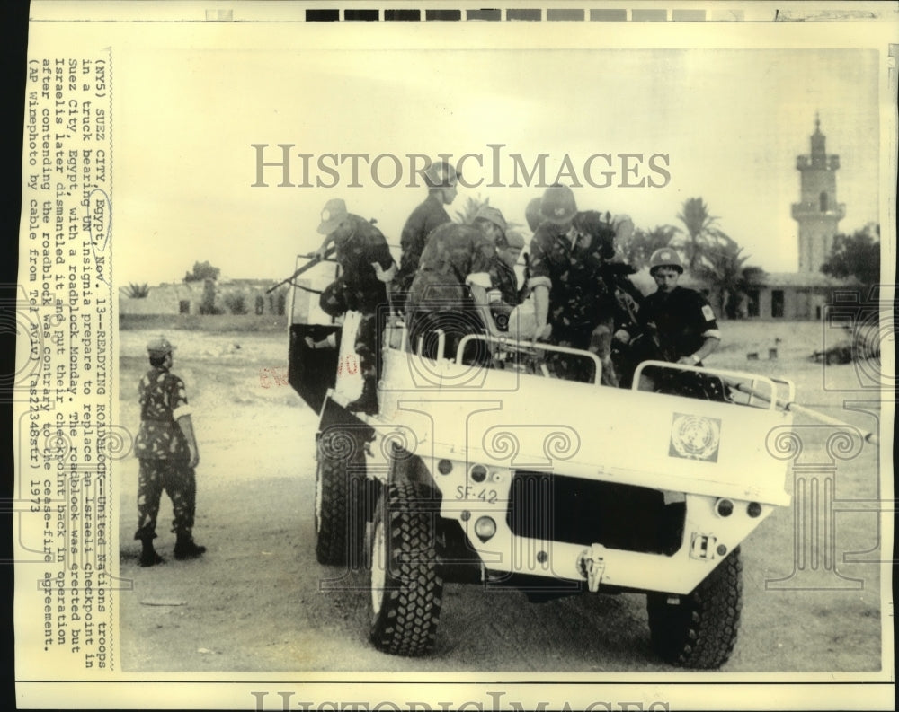 1973 Press Photo United Nations troops prepare to replace Israeli checkpoint