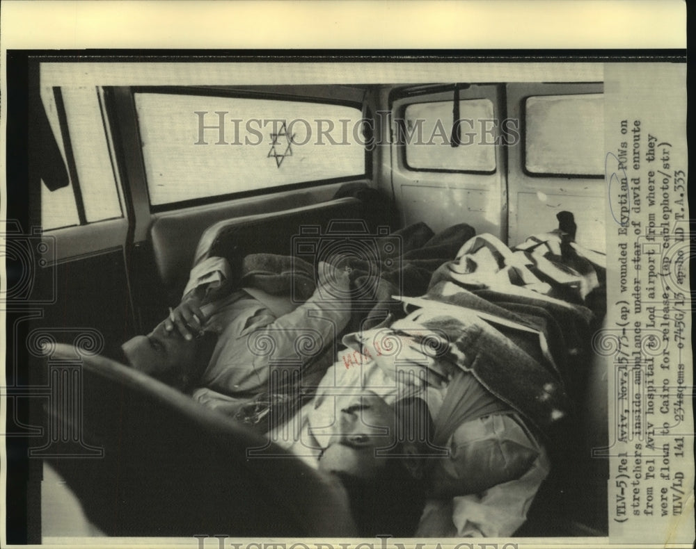 1973 Press Photo Tel Aviv-Wounded Egyptian POWs on stretchers in ambulance