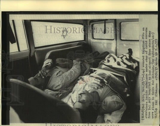 1973 Press Photo Tel Aviv-Wounded Egyptian POWs on stretchers in ambulance