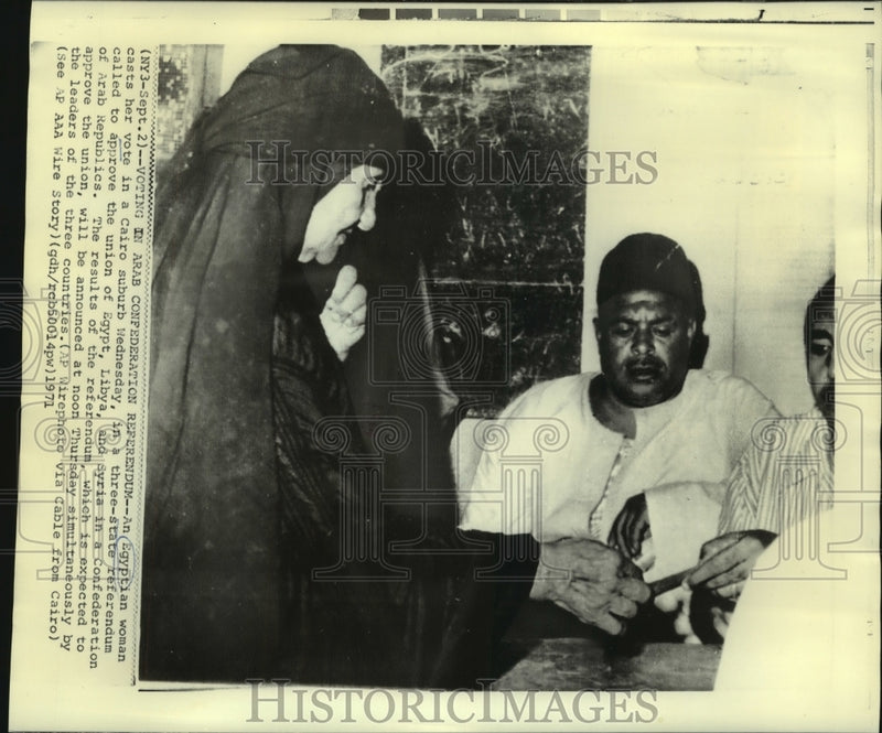 Load image into Gallery viewer, 1971 Press Photo Egyptian woman casts her vote in Cairo's 3-state referendum
