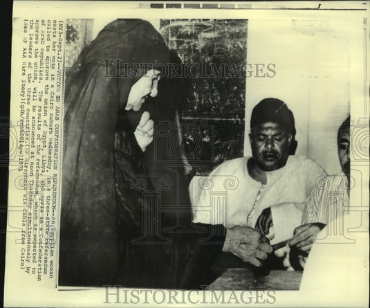 1971 Press Photo Egyptian woman casts her vote in Cairo's 3-state referendum