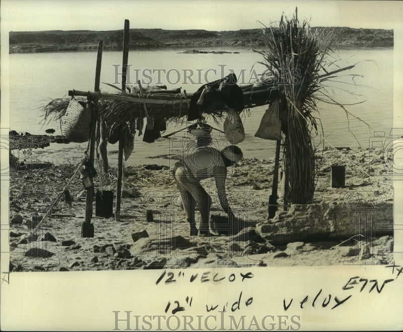Load image into Gallery viewer, 1974 Press Photo Shelter home of a pioneering fisherman on Lake Nasser in Egypt
