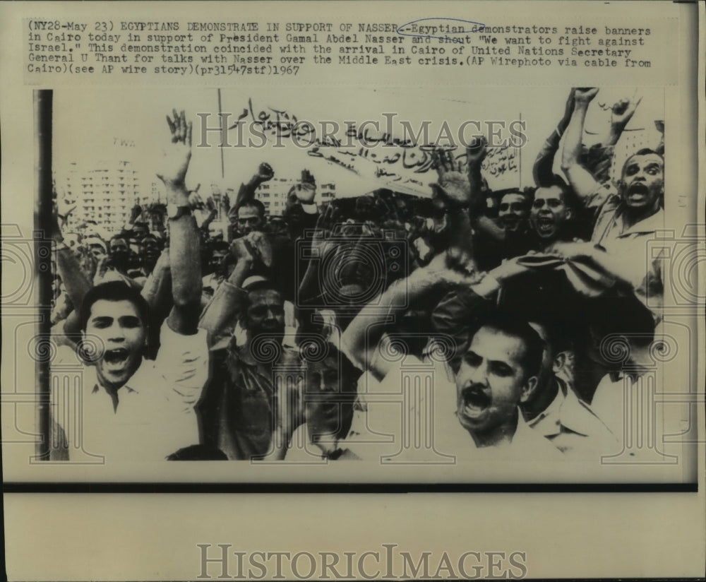 1967 Press Photo Egyptian demonstrators in support of President Nasser