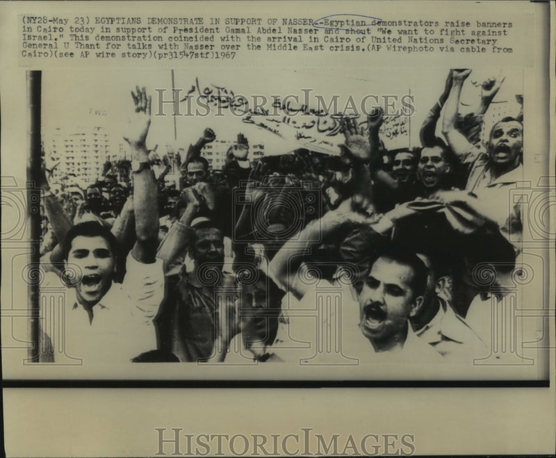 Load image into Gallery viewer, 1967 Press Photo Egyptian demonstrators in support of President Nasser
