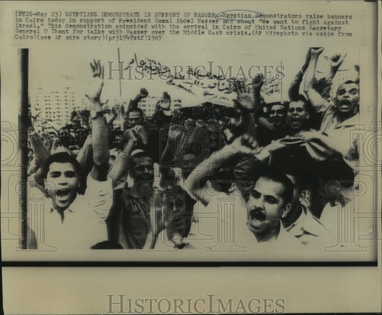 1967 Press Photo Egyptian demonstrators in support of President Nasser