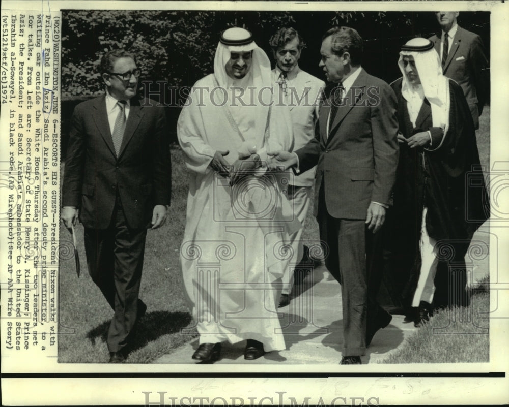 1974 Press Photo President Nixon, Prince Aziz &amp; others leaving the White House