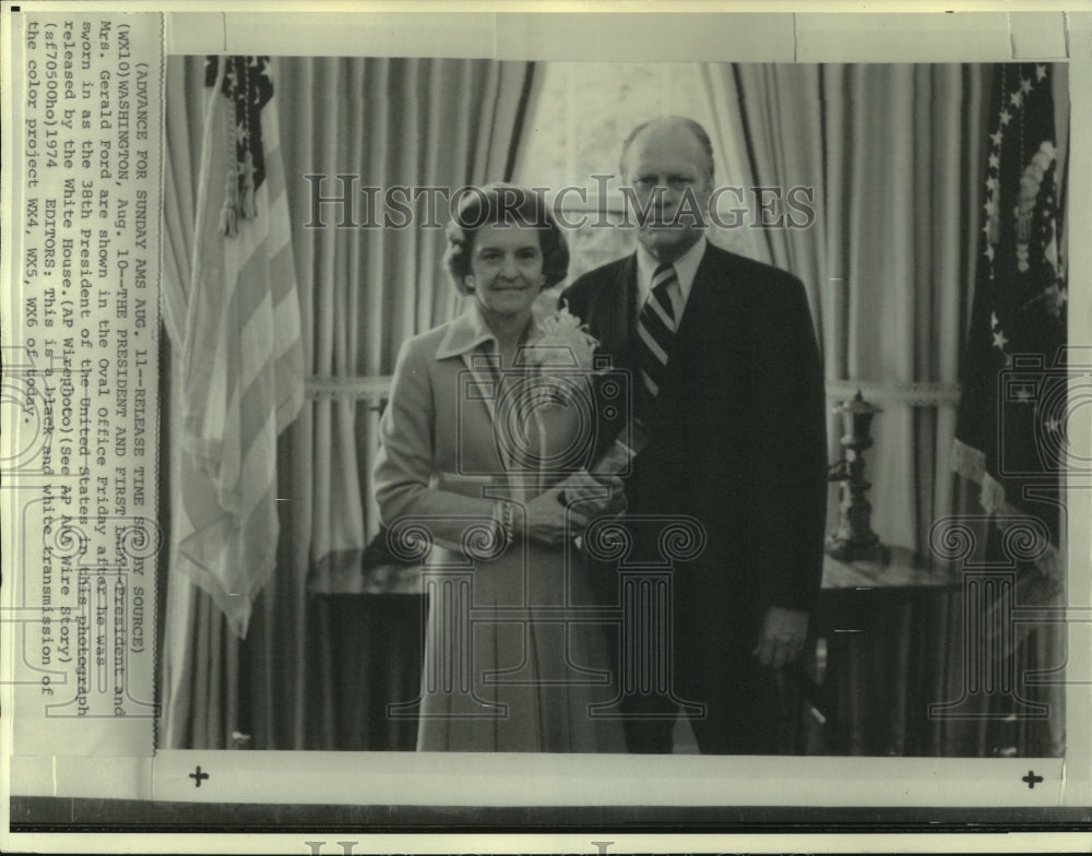 1974 Press Photo President &amp; Mrs. Ford in Oval Office - now00904