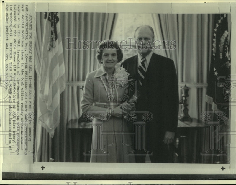 Load image into Gallery viewer, 1974 Press Photo President &amp; Mrs. Ford in Oval Office - now00904
