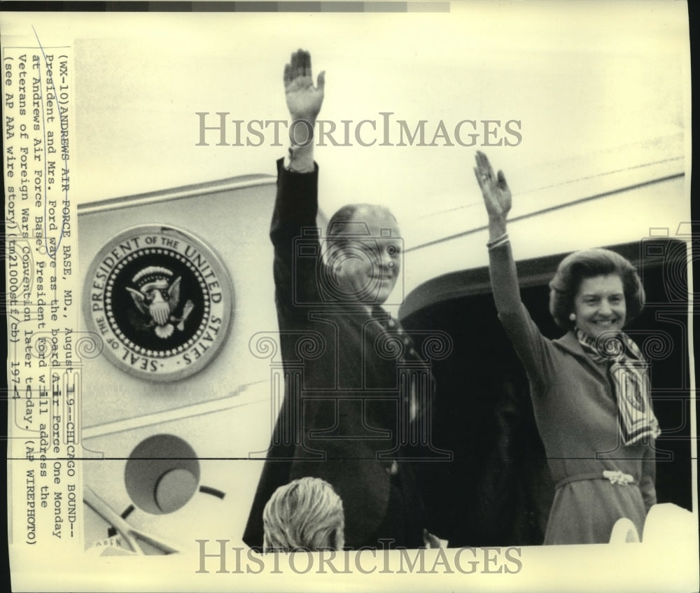 1974 Press Photo President &amp; Mrs. Ford wave as they board Air Force One.