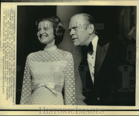 1974 Press Photo President & Mrs. Ford await their guests at the White House