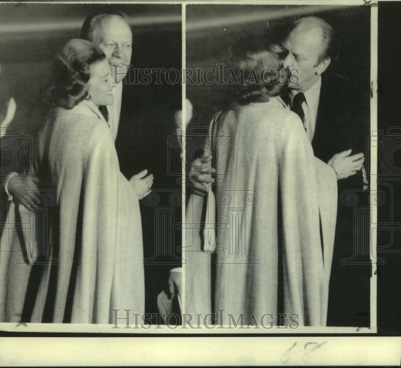 Load image into Gallery viewer, 1974 Press Photo President Ford gets welcome-home hug &amp; kiss from First Lady
