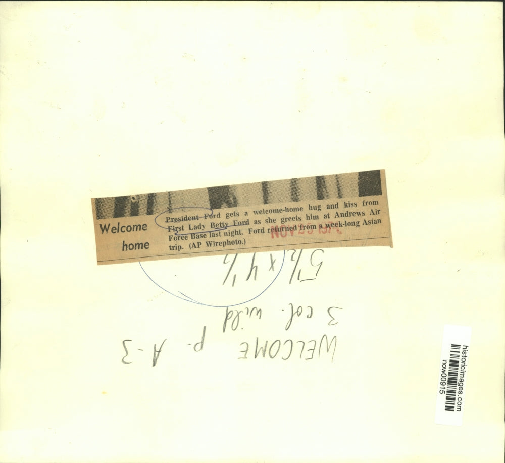 1974 Press Photo President Ford gets welcome-home hug & kiss from First Lady