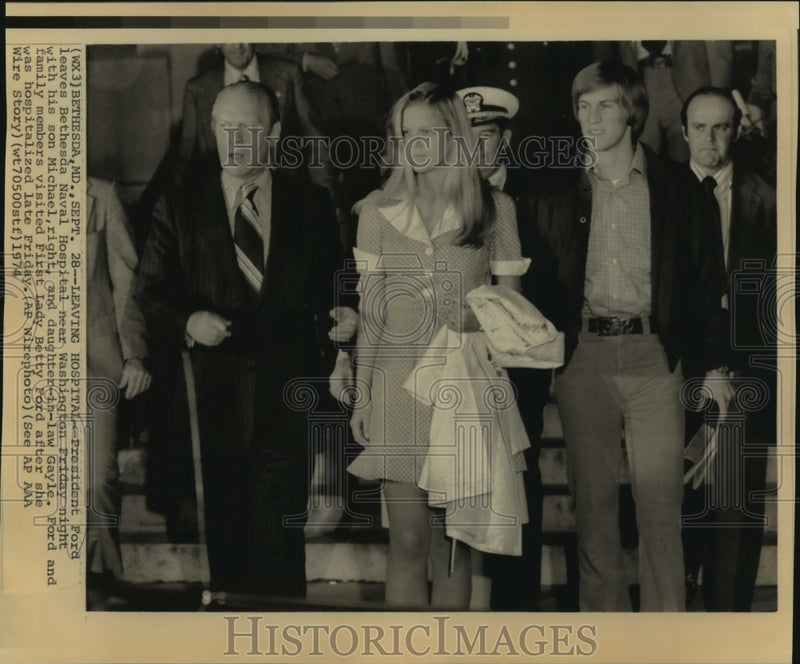 Load image into Gallery viewer, 1974 Press Photo President Ford and family leaving Bethesda Naval Hospital
