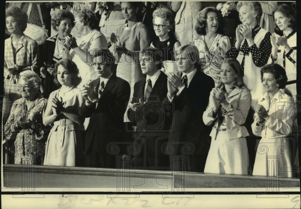 1974 Press Photo Family &amp; guests applaud President Gerald Ford in House Chamber