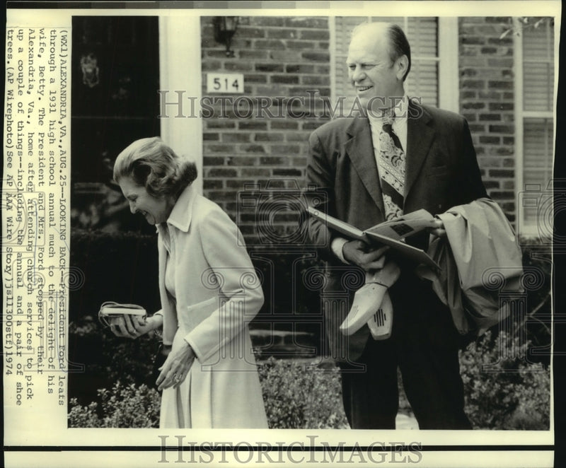 Load image into Gallery viewer, 1974 Press Photo Mrs. Ford laughs as the President leafs through 1931 annual

