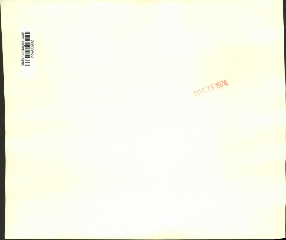 1974 Press Photo Mrs. Ford laughs as the President leafs through 1931 annual