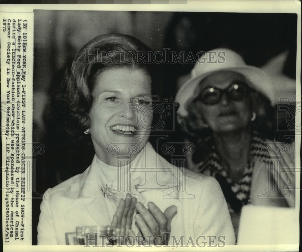 1975 Press Photo Betty Ford at luncheon-fashion show applauds House of Chanel