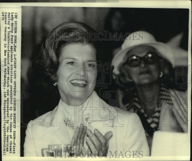 Load image into Gallery viewer, 1975 Press Photo Betty Ford at luncheon-fashion show applauds House of Chanel
