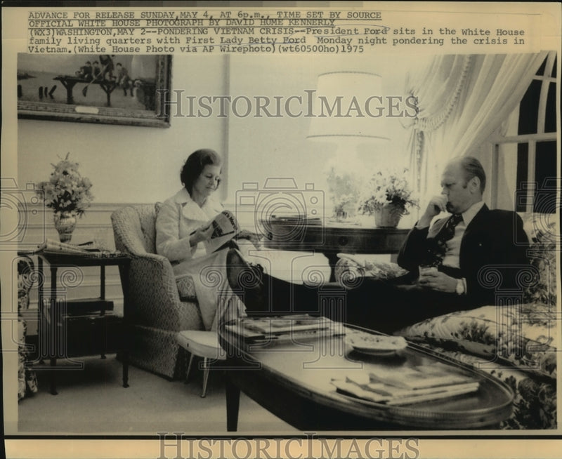 Load image into Gallery viewer, 1975 Press Photo President &amp; Mrs. Ford in White House family living quarters
