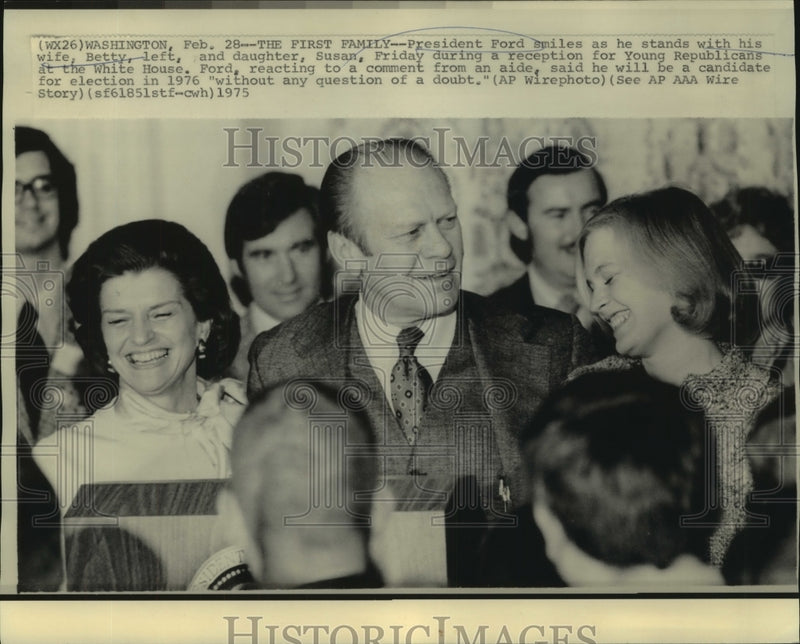Load image into Gallery viewer, 1975 Press Photo President Ford &amp; family at Young Republicans reception
