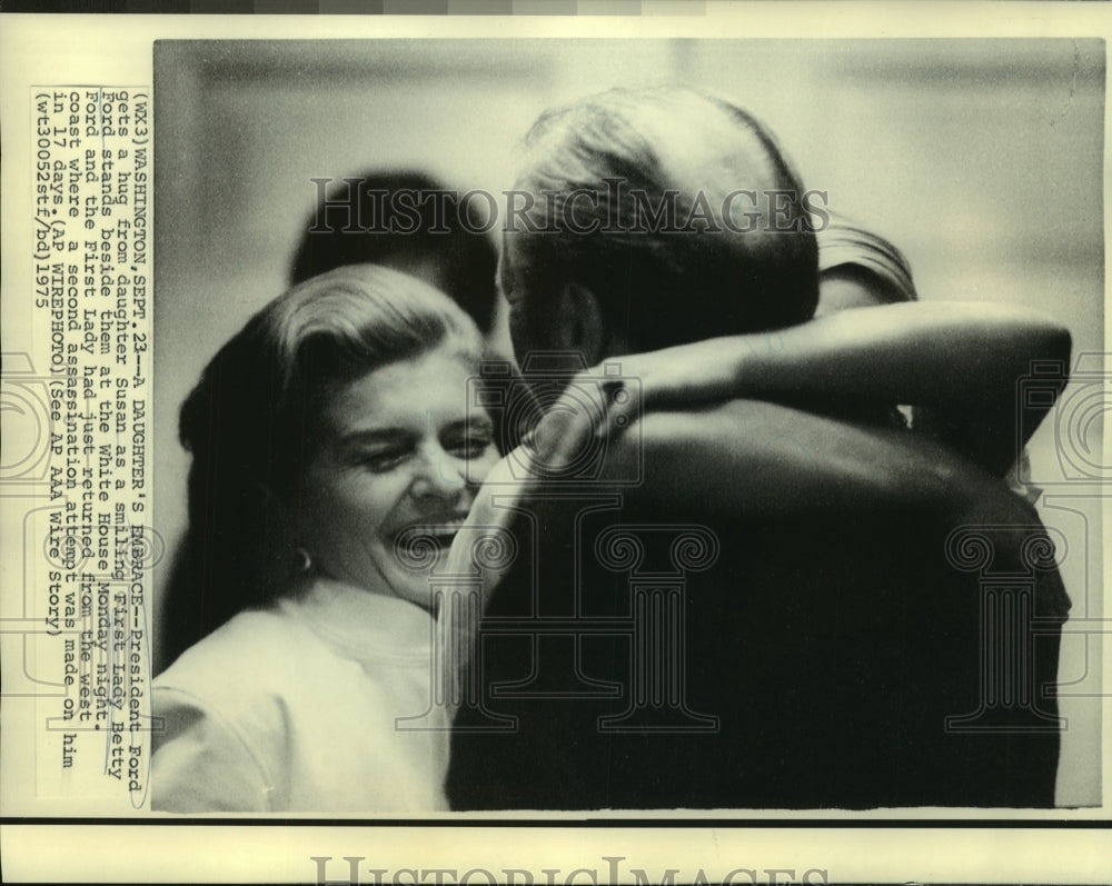 1975 Press Photo President Ford gets hug from daughter Susan; Mrs. Ford watches