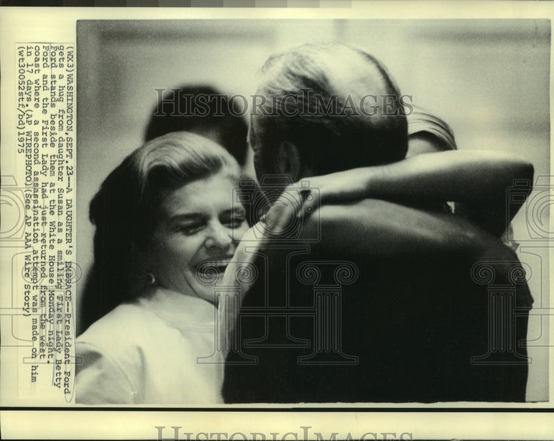 Load image into Gallery viewer, 1975 Press Photo President Ford gets hug from daughter Susan; Mrs. Ford watches
