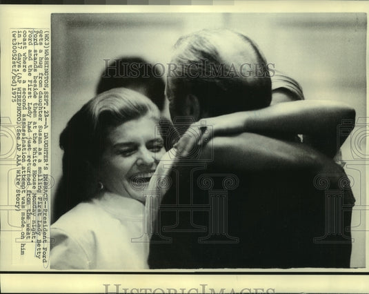 1975 Press Photo President Ford gets hug from daughter Susan; Mrs. Ford watches