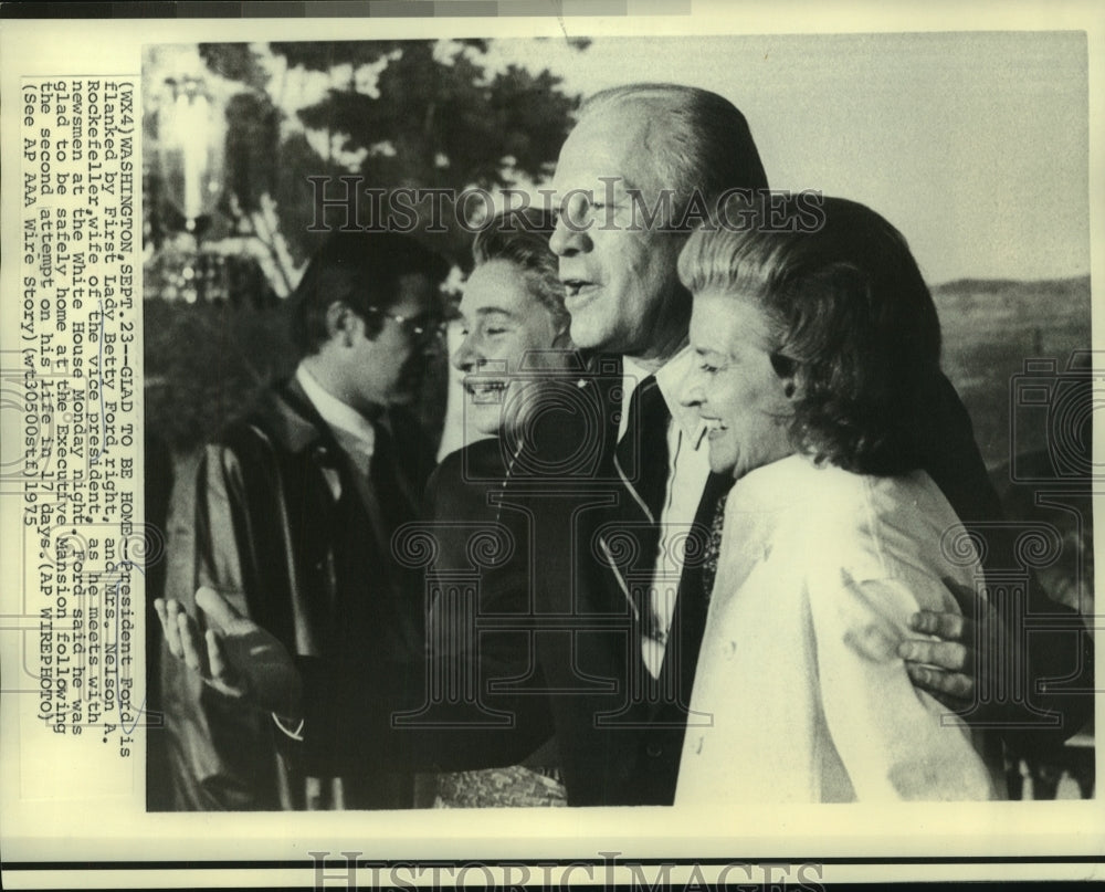 1975 Press Photo President & Mrs. Ford with Mrs. Rockefeller talk with newsmen
