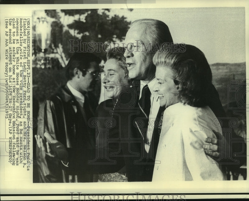 Load image into Gallery viewer, 1975 Press Photo President &amp; Mrs. Ford with Mrs. Rockefeller talk with newsmen
