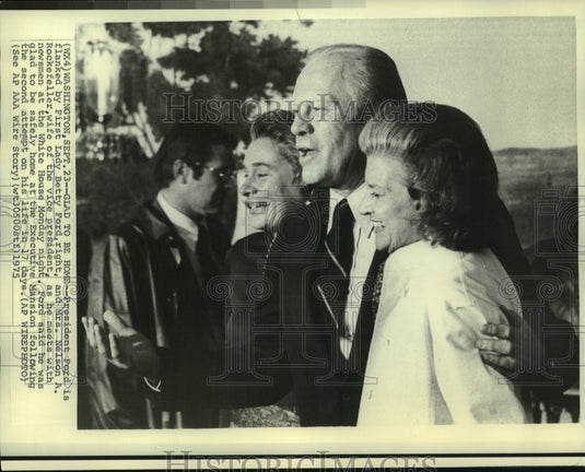 1975 Press Photo President & Mrs. Ford with Mrs. Rockefeller talk with newsmen