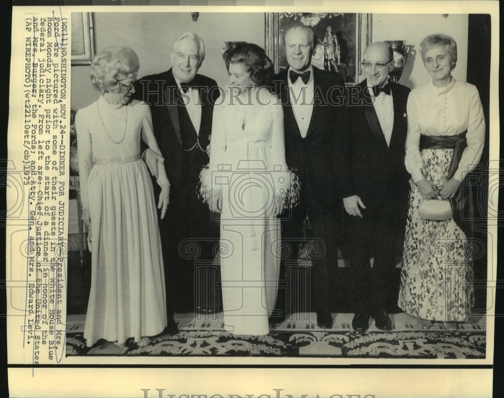 1975 Press Photo President & Mrs. Ford with others at White House dinner