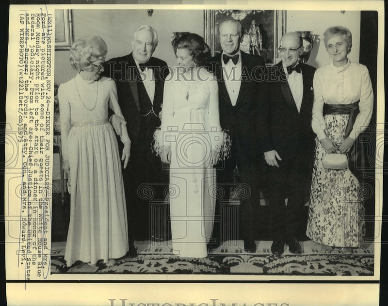 Load image into Gallery viewer, 1975 Press Photo President &amp; Mrs. Ford with others at White House dinner

