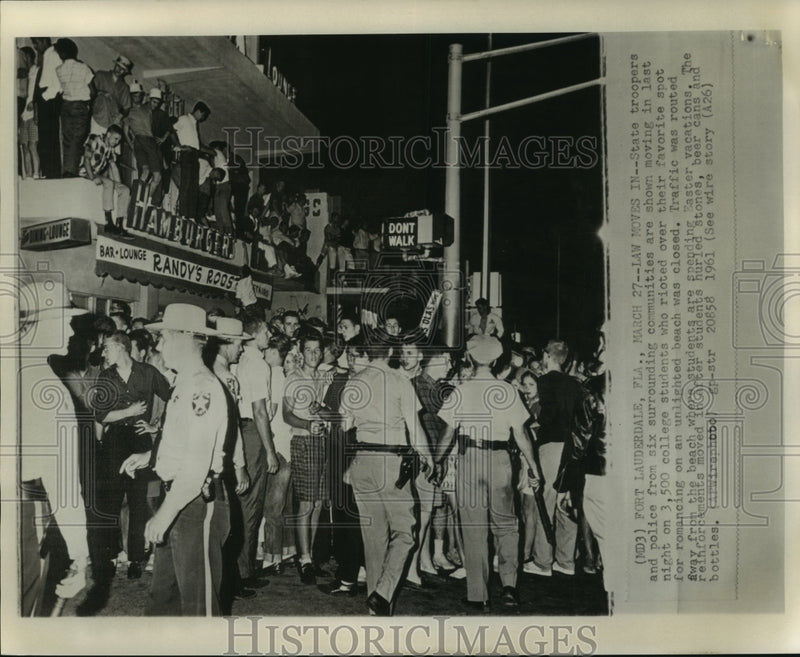 Load image into Gallery viewer, 1961 Press Photo State troopers &amp; police break up rioting college students
