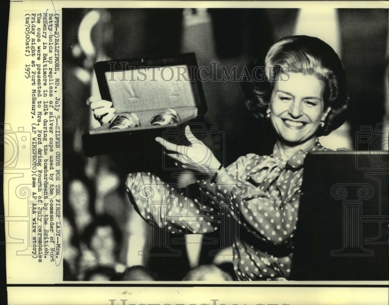 Load image into Gallery viewer, 1975 Press Photo Mrs. Betty Ford shows silver cup replicas used at Ft. McHenry.
