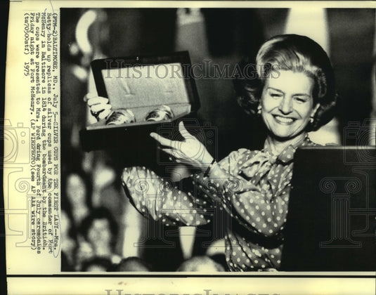 1975 Press Photo Mrs. Betty Ford shows silver cup replicas used at Ft. McHenry.