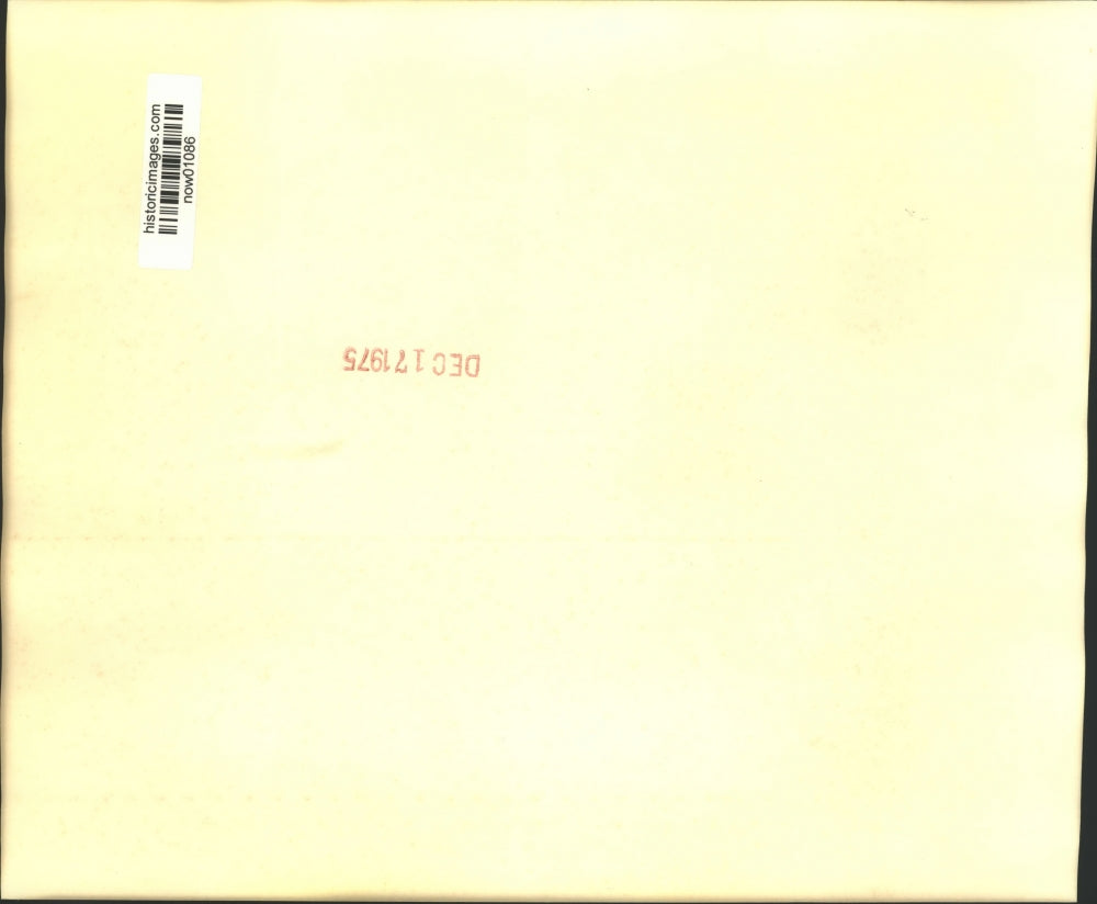 1975 Press Photo First Lady Betty Ford shows handcrafted ornament for tree