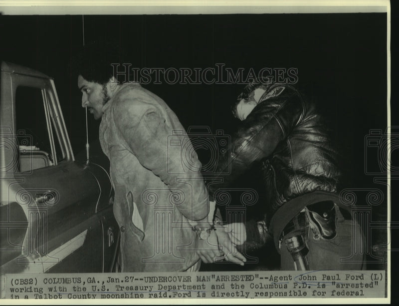 Load image into Gallery viewer, 1972 Press Photo Agent John Paul Ford "arrested" in Talbot County moonshine raid
