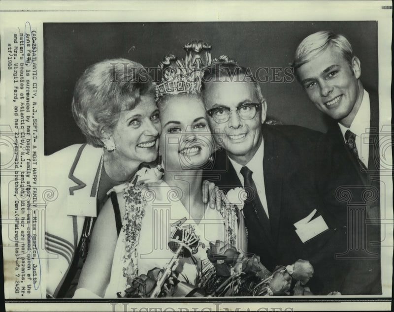 Load image into Gallery viewer, 1968 Press Photo Judith Anne Ford, Miss America with her family - now01125
