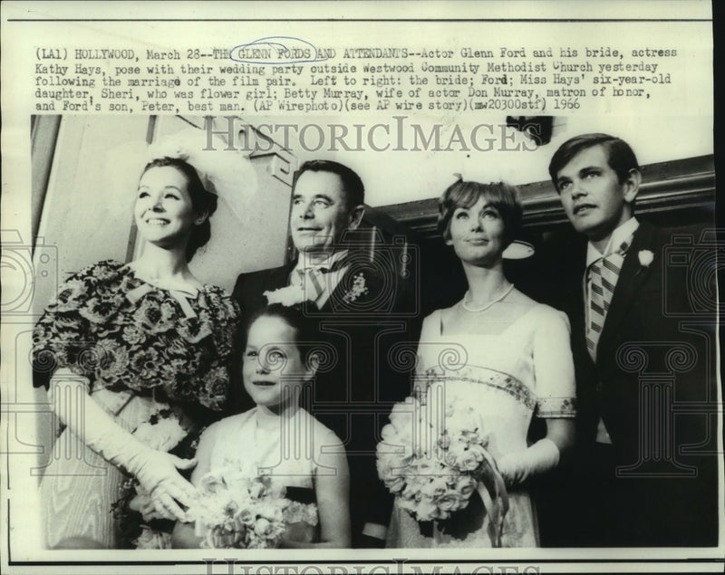 Load image into Gallery viewer, 1966 Press Photo The Glenn Fords and wedding party attendants - now01133
