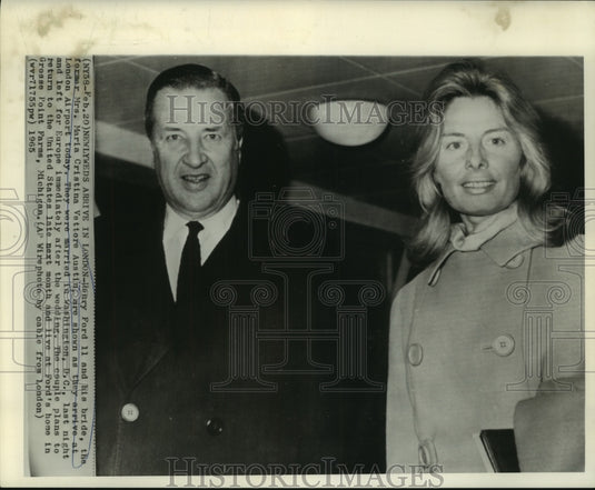1965 Press Photo Henry Ford II & bride arrive at London airport - now01135